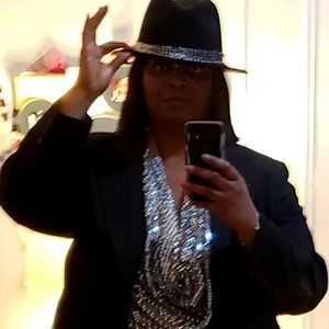 Meet your Poshers, Duana & Dyamond